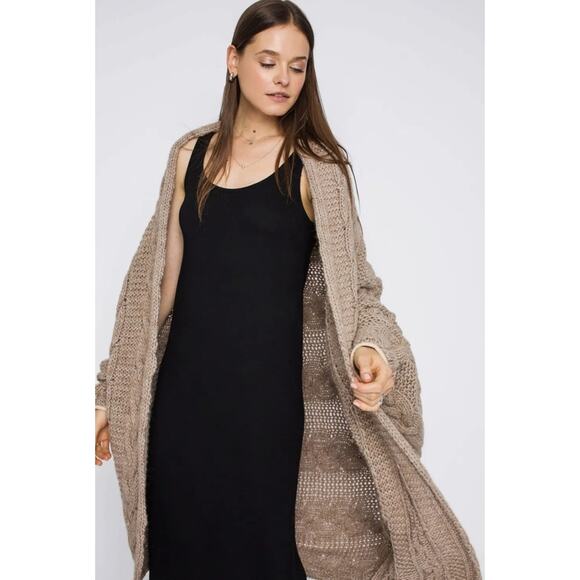 Robi Agnes 'Agnes' Chunky Cozy Oversized Cardigan One Size Sand Tan - Picture 2 of 8